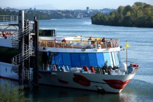 Bateau de croisiere en attente pour passer l'ecluse, au fond Valence, Usine-ecluse sur le Rhone de  Bourg-les-Valence, Drome (26) - France