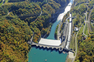France, Ain (01), Injoux Genissiat, barrage de Genissiat sur Le Rhone (vue aerienne)
