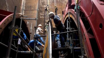 Remplacement d'une pale d'une turbine a la Centrale ecluse d'Avignon, ile de la Barthelasse, AvignonVaucluse (84) - France