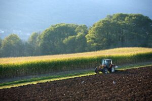 Tracteur, paysage vers Bassy, environs de Seyssel, Haute Savoie (74) - France