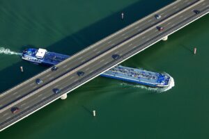 France, Isere (38), Rhone (69), Vaugris, pont de l'autoroute A7 sur le Rhone, peniche remontant le Rhone (vue aerienne)