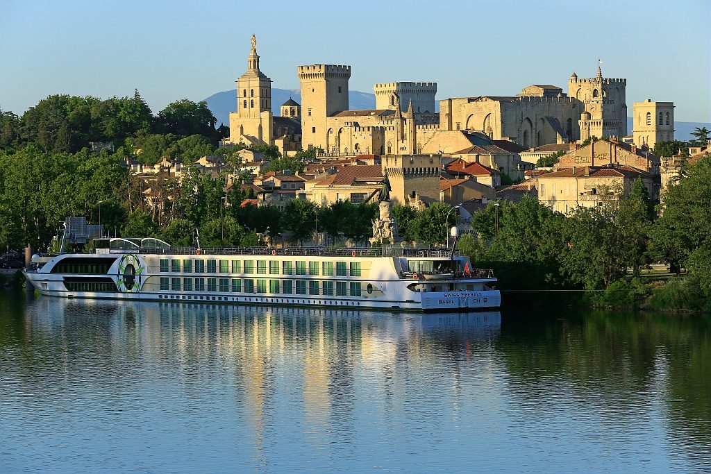 France, Vaucluse (84), Avignon, la cathedrale des Doms (XIIe siecle) et le Palais des Papes (XIVe) classes Patrimoine mondial de l'Unesco, halte fluviale, bateau de croisiere sur le Rhone