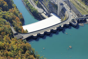 France, Ain (01), Injoux Genissiat, barrage de Genissiat sur Le Rhone (vue aerienne)