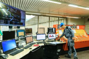 France, Isere (38), Reventin Vaugris, Barrage Centrale et ecluse de Vaugris, equipe de maintenance, salle de commande