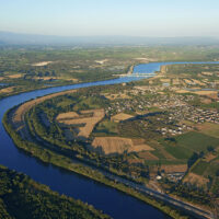 France, Vaucluse (84), vers Caderousse, le Rhone, ile de la Piboulette a gauche, au fond le mont Ventoux (vue aerienne)