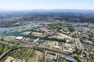 France, Rhone (69), Lyon, 7e arrondissement, quartier Gerland, port Edouard Herriot, fleuve le Rhone (vue aerienne)