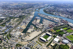 France, Rhone (69), Lyon, 7e arrondissement, quartier Gerland, port Edouard Herriot, fleuve le Rhone (vue aerienne)