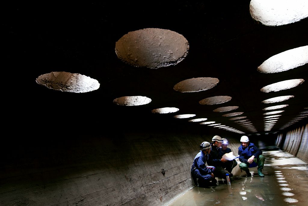 Sous l'ecluse, travaux de maintenance pendant l'arret de navigation, Centrale ecluse sur le Rhone de Bollene, Vaucluse (84), France