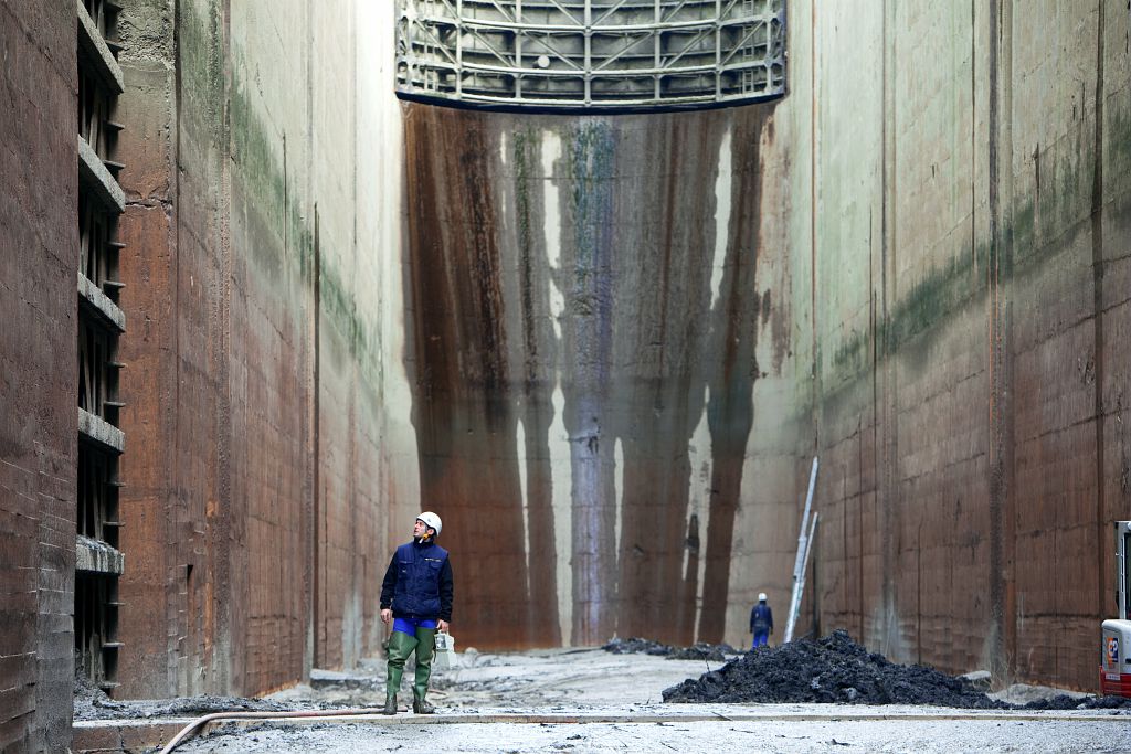 Fond de l'ecluse, travaux de maintenance pendant l'arret de navigation, Centrale ecluse sur le Rhone de Bollene, Vaucluse (84), France