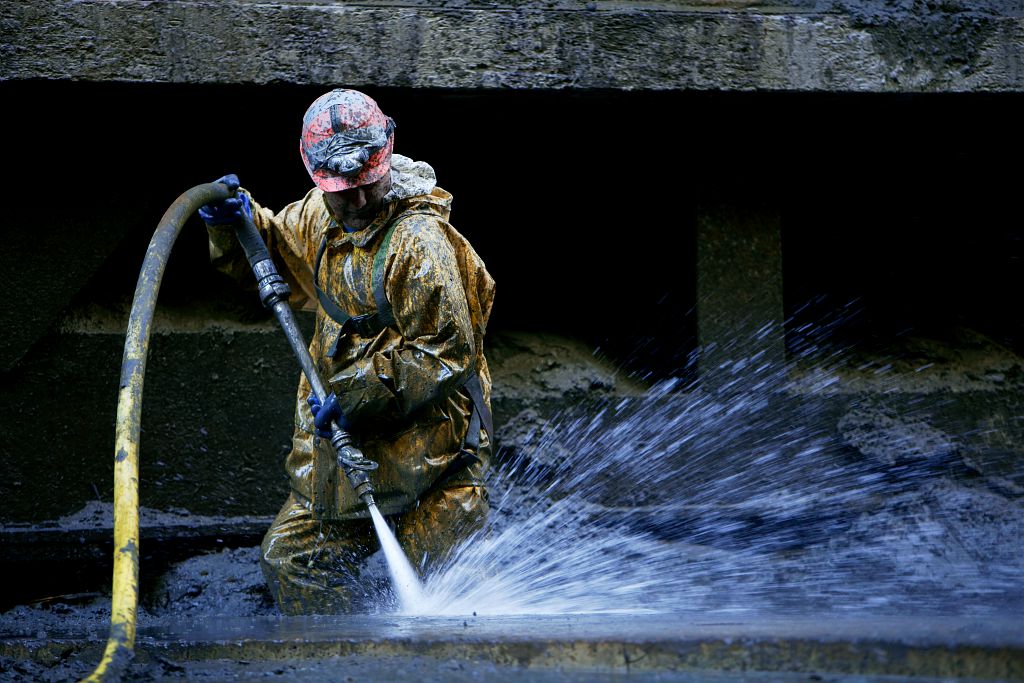 Fond de l'ecluse, travaux de maintenance pendant l'arret de navigation, Centrale ecluse sur le Rhone de Bollene, Vaucluse (84), France