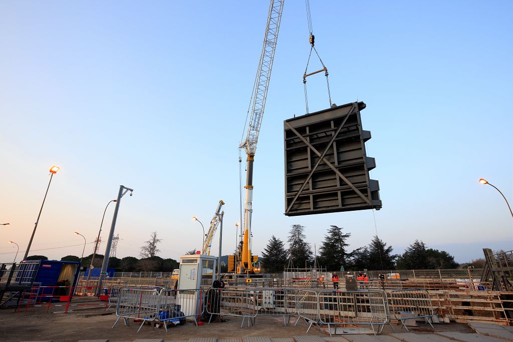France, Gard (30), Beaucaire, Centrale et ecluse de Beaucaire sur le Rhone, chantier de la porte d'ecluse pendant l'arret de navigation