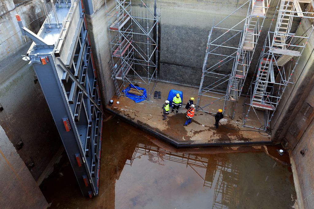France, Gard (30), Beaucaire, Centrale et ecluse de Beaucaire sur le Rhone, chantier de la porte d'ecluse pendant l'arret de navigation