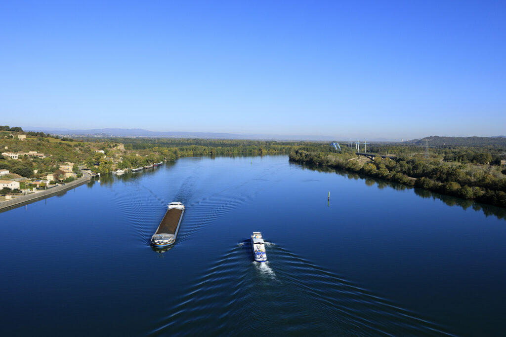 France, Vaucluse (84), Mornas, péniche sur Le Rhône (vue aérienne)